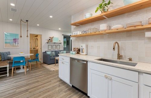 Folly Beach Casa | Brillante casa para perros con WiFi gratis, cocina completa, a pocos pasos de la playa.