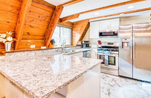 Bent Creek Chalet De Esquí | Recently updated rustic A-frame with hot tub, dazzling outdoor views, & firepit