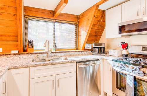 Bent Creek Chalet De Esquí | Recently updated rustic A-frame with hot tub, dazzling outdoor views, & firepit