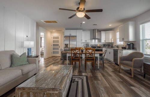 Rehoboth Beach Condominio | Recently Updated 3BR Condo Pet Friendly w/ Parking