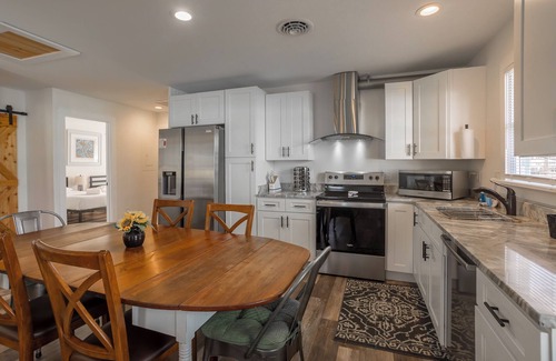 Rehoboth Beach Condominio | Recently Updated 3BR Condo Pet Friendly w/ Parking