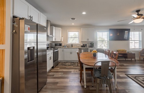 Rehoboth Beach Condominio | Recently Updated 3BR Condo Pet Friendly w/ Parking