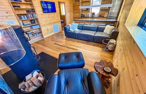 West Jefferson Cabina | Recharge in the High Country - WiFi, Comfort & Mtn Serenity @Enchanted Escape
