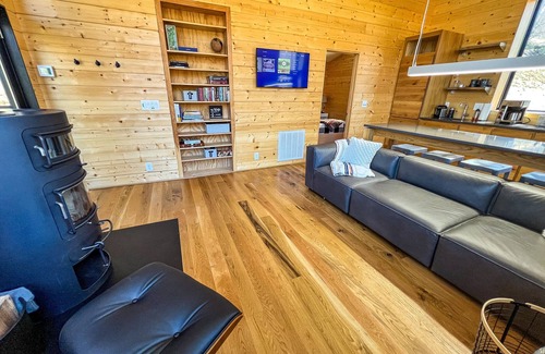 West Jefferson Cabina | Recharge in the High Country - WiFi, Comfort & Mtn Serenity @Enchanted Escape