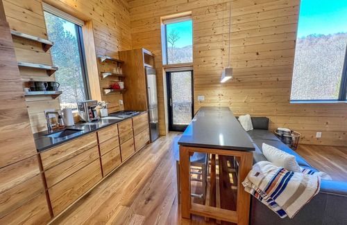 West Jefferson Cabina | Recharge in the High Country - WiFi, Comfort & Mtn Serenity @Enchanted Escape