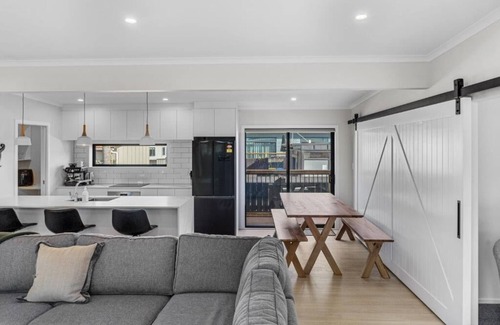 Waihi Beach Casa | Recline on Leo Summar