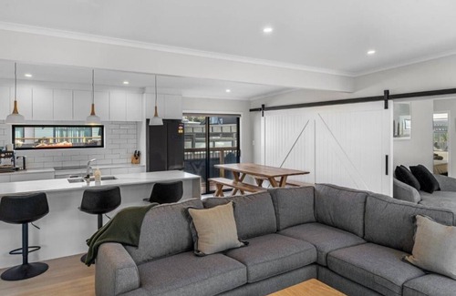 Waihi Beach Casa | Recline on Leo Summar