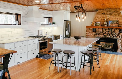 Ashland Casa | Reconnect with family & friends while enjoying panoramic views of Lake Superior