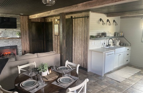 Hutchinson Casa | Red Barn Cottage At Borntrager Dairy