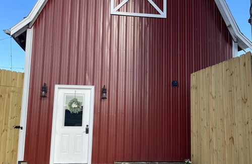 Hutchinson Casa | Red Barn Cottage At Borntrager Dairy