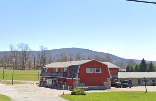 Clarks Summit Apartamento | Red Barn Village: Large space with 1 Bed/1 Bath