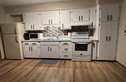 Clarks Summit Apartamento | Red Barn Village: Fully Furnished 2 Bed with Bath