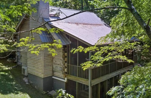 Mentone Cabina | Red Bird Roost - Cozy log cabin on the Brow steps to downtown and Brow Park