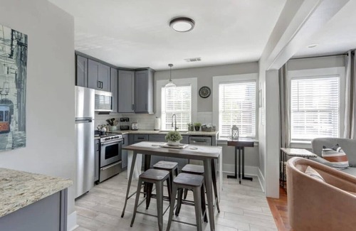 Old West Broad Neighborhood Apartamento | Red Brick Row, Modern | Inviting | Chic