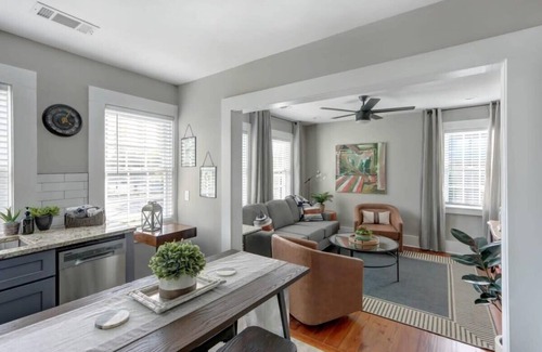 Old West Broad Neighborhood Apartamento | Red Brick Row, Modern | Inviting | Chic