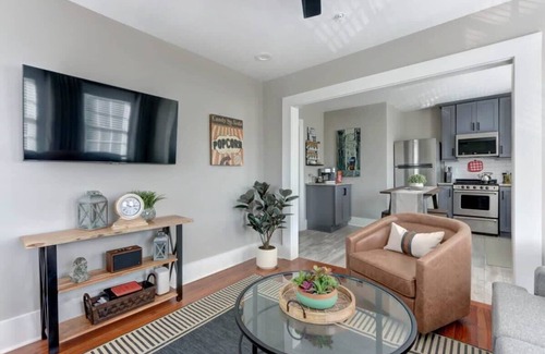 Old West Broad Neighborhood Apartamento | Red Brick Row, Modern | Inviting | Chic