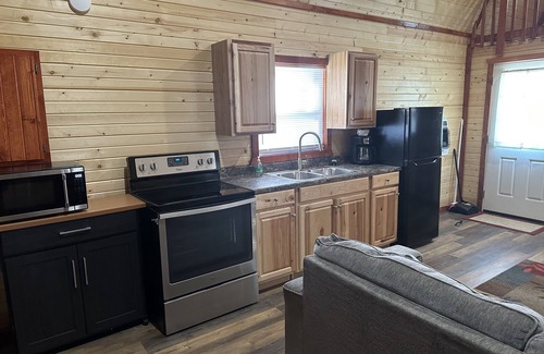 Warrensburg Cabina | Red cabin close to University of Central Missouri and Whiteman AF Base