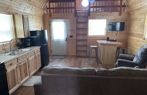 Warrensburg Cabina | Red cabin close to University of Central Missouri and Whiteman AF Base