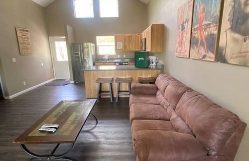 Lake Ozark Cabina | Red Cabin Sleep 16 Bachelor/Bachelorette Parties Welcome!