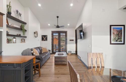 Orderville Casa | Red Canyon Casita-Brand New, Views, Hot Tub, Near Zion & Bryce