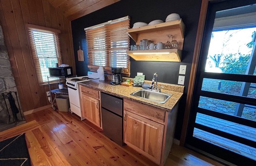 Scaly Mountain Cabina | Red Cedar-Cabaña-Superior-Baño privado con hidromasaje-Vista al campo