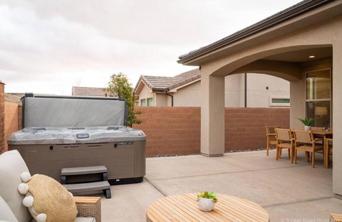Sienna Hills Casa | Red Desert! Brand New! 5 bedroom! Private Hot Tub! Dog Friendly!