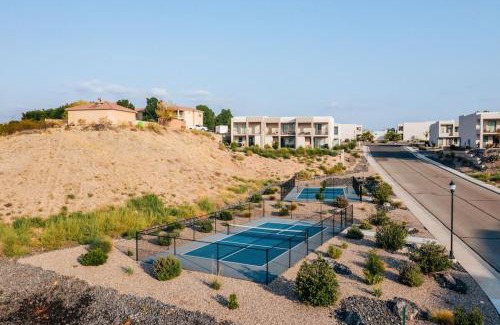 St. George Casa | Red Desert Loft Resort 37 Pickleball Courts, Foosball, Resort Pool with Waterslide & Jacuzzi!