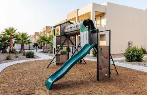 St. George Casa | Red Desert Loft Resort 37 Pickleball Courts, Foosball, Resort Pool with Waterslide & Jacuzzi!
