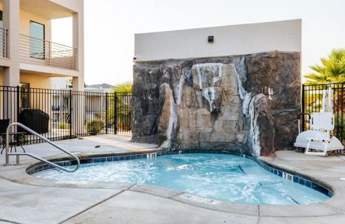 St. George Casa | Red Desert Loft Resort 37 Pickleball Courts, Foosball, Resort Pool with Waterslide & Jacuzzi!