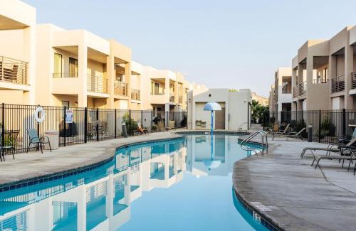 St. George Casa | Red Desert Loft Resort 37 Pickleball Courts, Foosball, Resort Pool with Waterslide & Jacuzzi!
