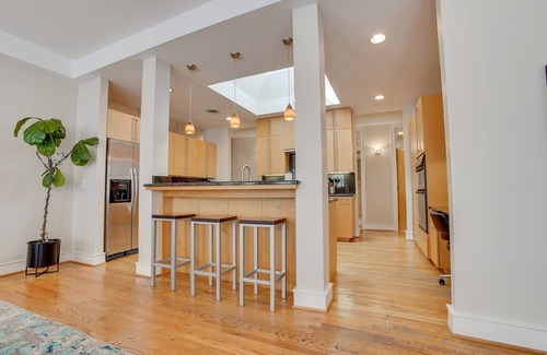 Greenville Downtown Apartamento | Red Door Apartment | 3-KING Beds | Center Of Downtown Greenville