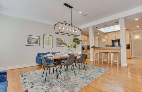 Greenville Downtown Apartamento | Red Door Apartment | 3-KING Beds | Center Of Downtown Greenville