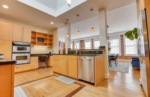 Greenville Downtown Apartamento | Red Door Apartment | 3-KING Beds | Center Of Downtown Greenville