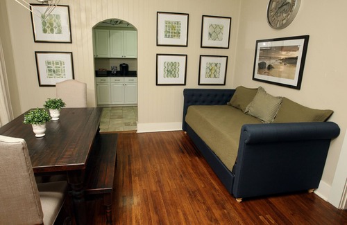 Lenox Casa | Red Door Cottage Acogedor con nuevas renovaciones para este Midtown Charmer