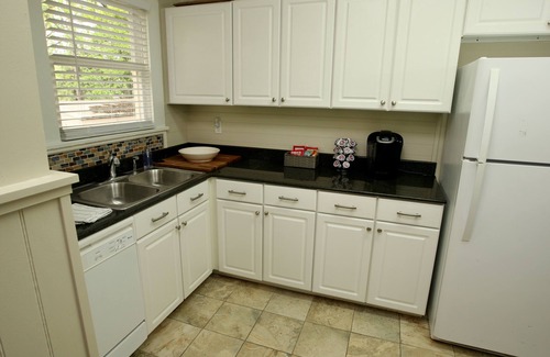 Lenox Casa | Red Door Cottage Acogedor con nuevas renovaciones para este Midtown Charmer
