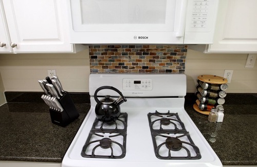 Lenox Casa | Red Door Cottage Acogedor con nuevas renovaciones para este Midtown Charmer