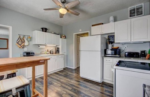 Sunset Casa | Red Door Cottage: Ski, Hike, Bike, Shop, Eat!
