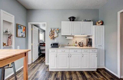 Sunset Casa | Red Door Cottage: Ski, Hike, Bike, Shop, Eat!