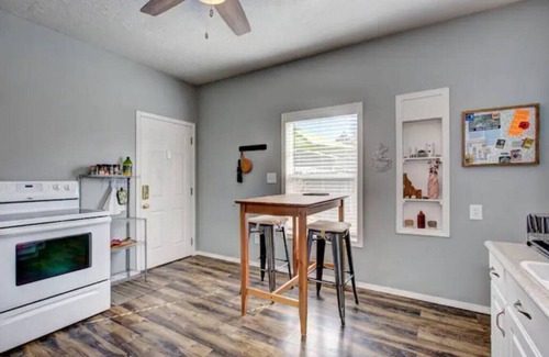 Sunset Casa | Red Door Cottage: Ski, Hike, Bike, Shop, Eat!