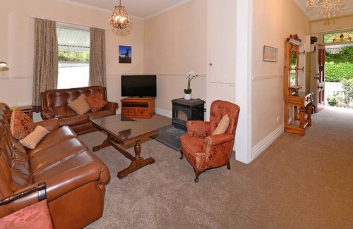 Nelson Cabaña | Red Door Retreat - Nelson Holiday Home