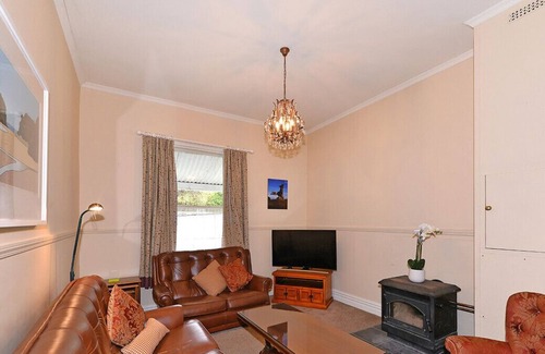 Nelson Cabaña | Red Door Retreat - Nelson Holiday Home
