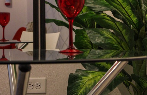 Sabana Abajo Apartamento | Red Door Suite - Solo 13 mins del Aeropuerto SJU, PR.