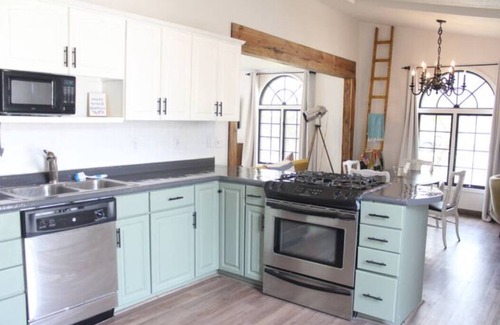Ottumwa Casa | Red Fern Hotel - Eclectic Getaway 2 bedroom