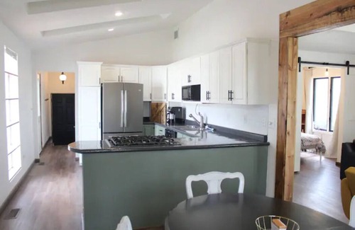 Ottumwa Casa | Red Fern Hotel - Eclectic Getaway 2 bedroom