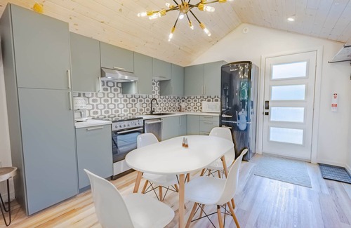 Sharbot Lake Chalet De Esquí | Red Fox - 2 Bedroom Vibrant Cottage