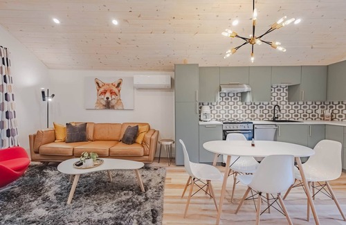 Sharbot Lake Chalet De Esquí | Red Fox - 2 Bedroom Vibrant Cottage
