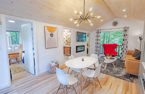Sharbot Lake Chalet De Esquí | Red Fox - 2 Bedroom Vibrant Cottage