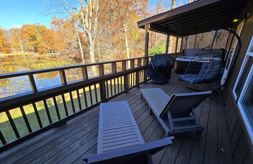Streetsboro Cabina | Red Fox Run At Heron Hill Retreat Hot Tub on Lake!