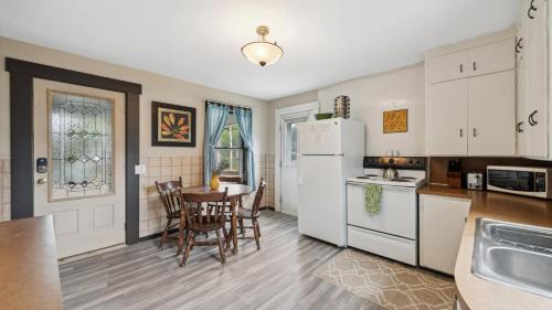 Lake City Casa | Red Hibiscus House - 3 Blocks from Lake Pepin