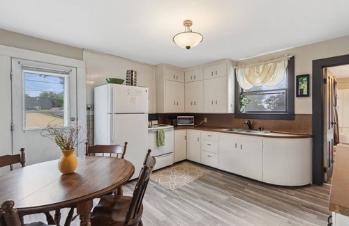Lake City Casa | Red Hibiscus House - 3 Blocks from Lake Pepin